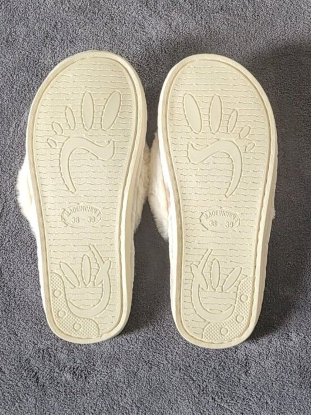 Fluffy White Slipper Thongs - Picture 3 of 4